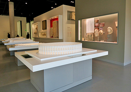 Fig. 4. View of interactive architectural models in the Roman Period section. Musée de la Romanité, Nîmes.