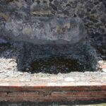 Fig. 5. Casa di Adone Ferito (VI.7.18), Pompeii, detail of masonry base and frontal brickwork.