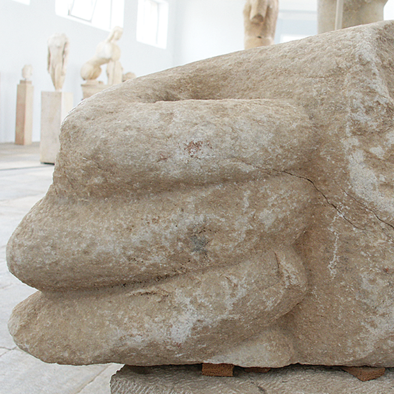 Left hand of marble statue, two views. Archaeological Museum of Delos A4094. Sample for analysis was taken from the inner edge near the break to the wrist (W. Martini).