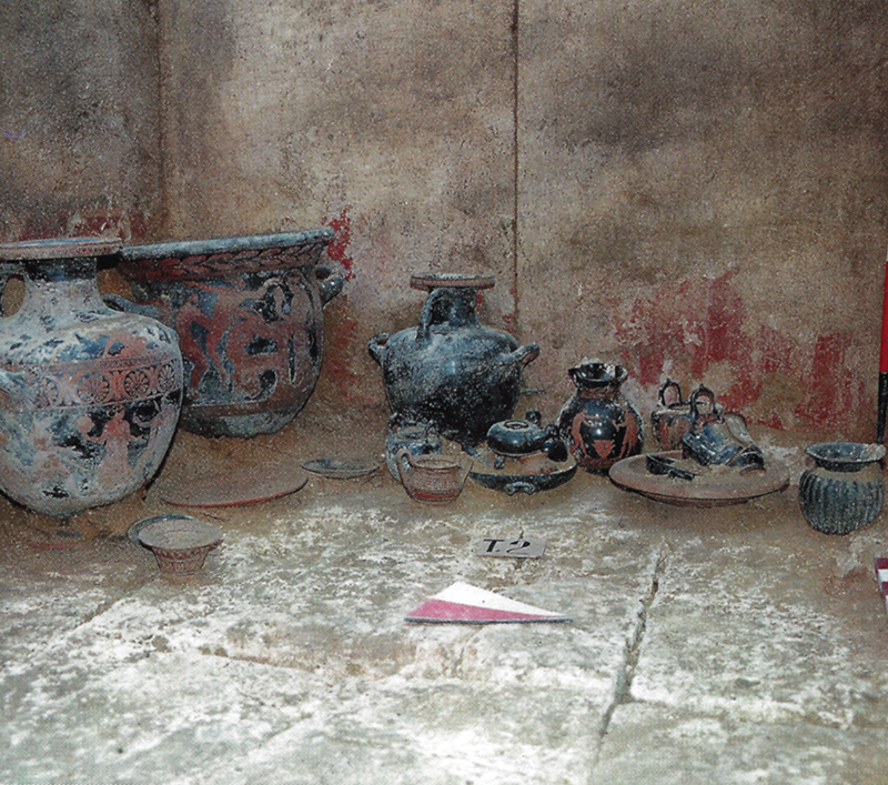 Gravina-Botromagno. Interior of Tomb Bt. 2/1994 with part of the pottery assemblage in situ (410–390 BCE) (Ciancio 1997, fig. 99).